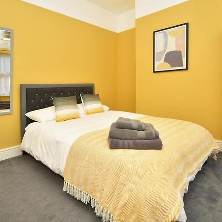Find A Spacious And Stylish Escape In The City Centre At Sturgess House, Perfect For Longer Stays! Stoke-on-Trent Bagian luar foto