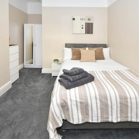 Find A Spacious And Stylish Escape In The City Centre At Sturgess House, Perfect For Longer Stays! Stoke-on-Trent Bagian luar foto