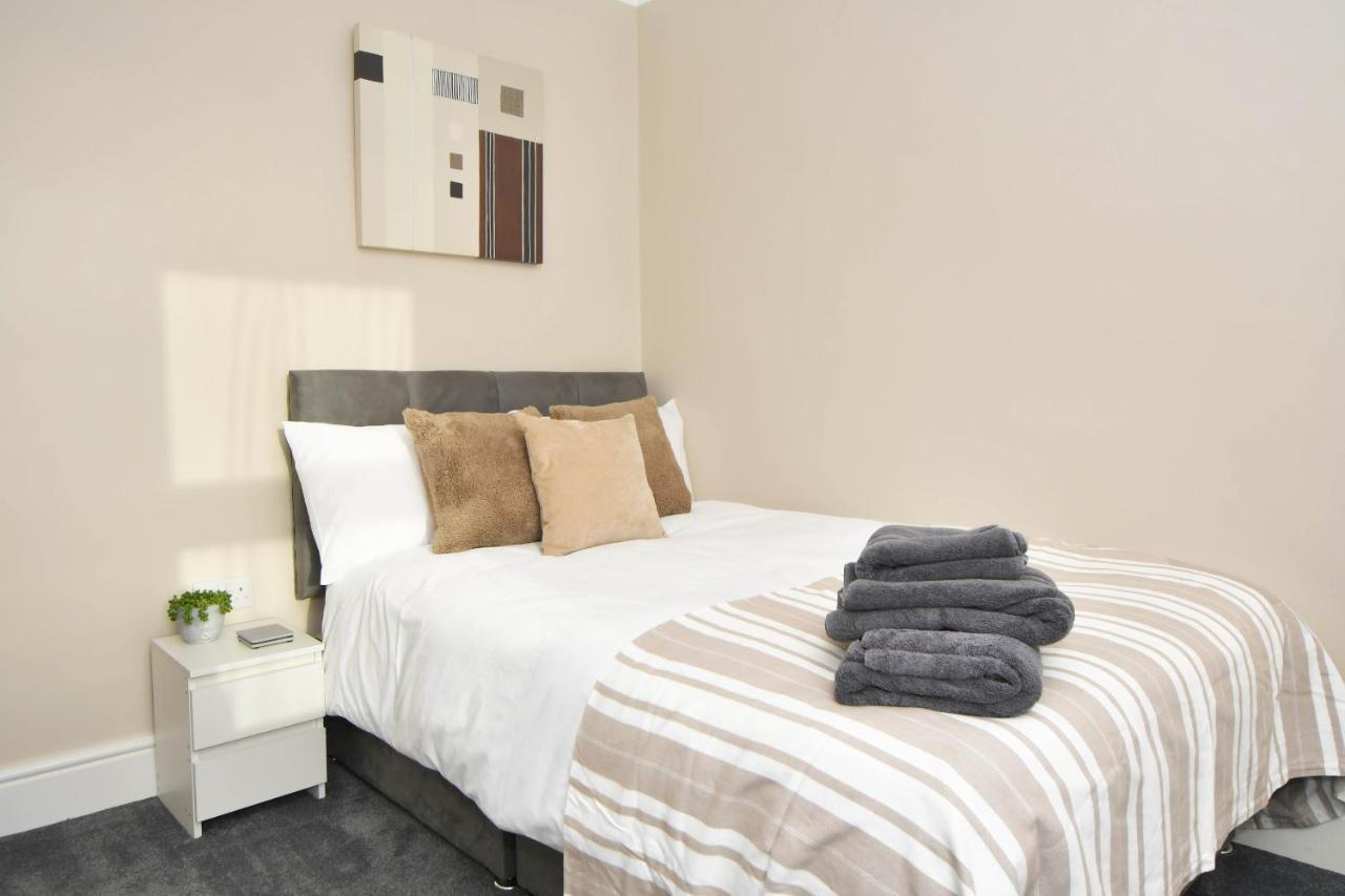 Find A Spacious And Stylish Escape In The City Centre At Sturgess House, Perfect For Longer Stays! Stoke-on-Trent Bagian luar foto