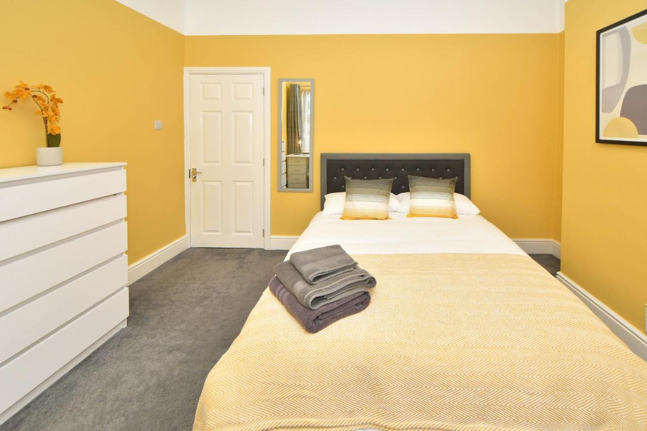 Find A Spacious And Stylish Escape In The City Centre At Sturgess House, Perfect For Longer Stays! Stoke-on-Trent Bagian luar foto