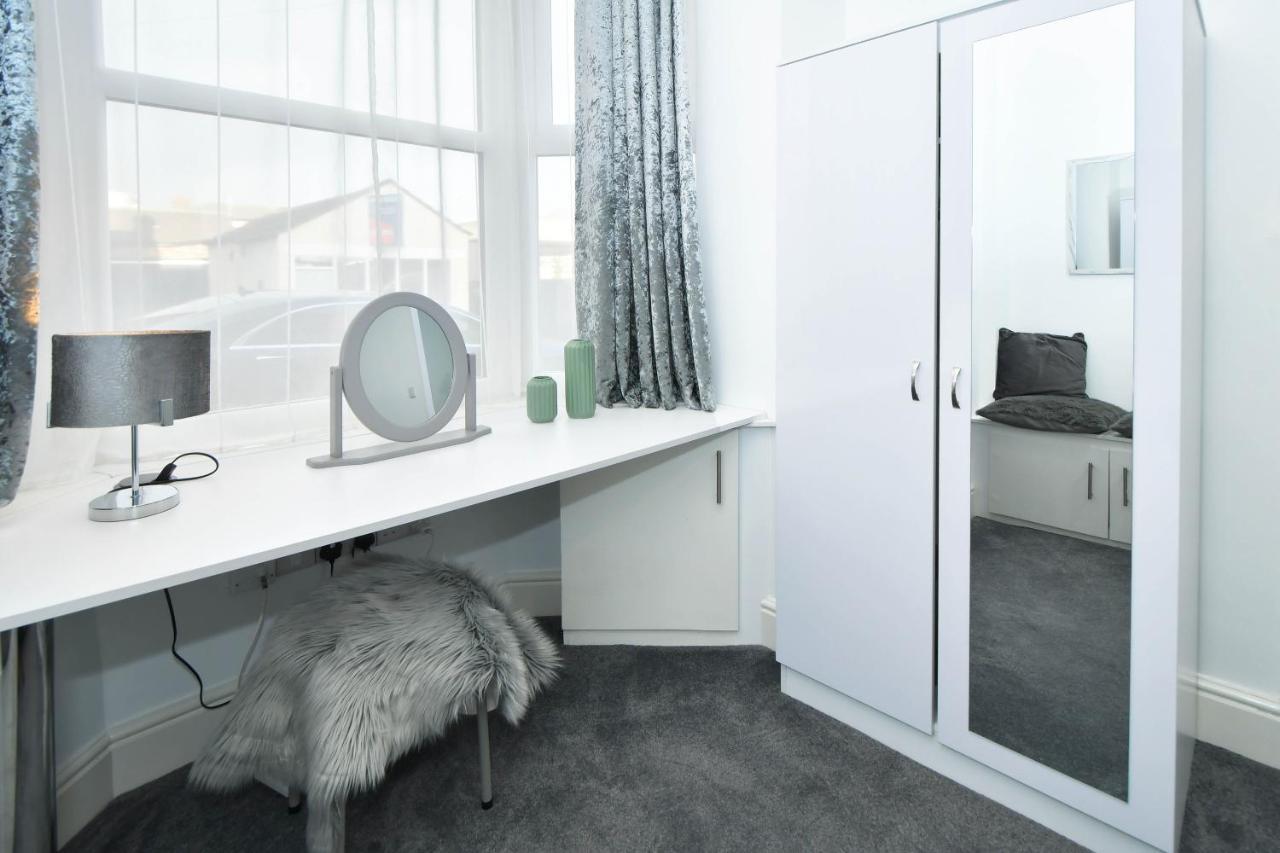 Find A Spacious And Stylish Escape In The City Centre At Sturgess House, Perfect For Longer Stays! Stoke-on-Trent Bagian luar foto