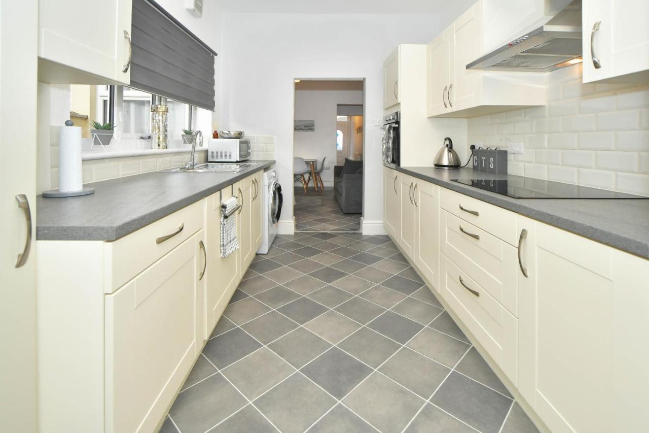 Find A Spacious And Stylish Escape In The City Centre At Sturgess House, Perfect For Longer Stays! Stoke-on-Trent Bagian luar foto