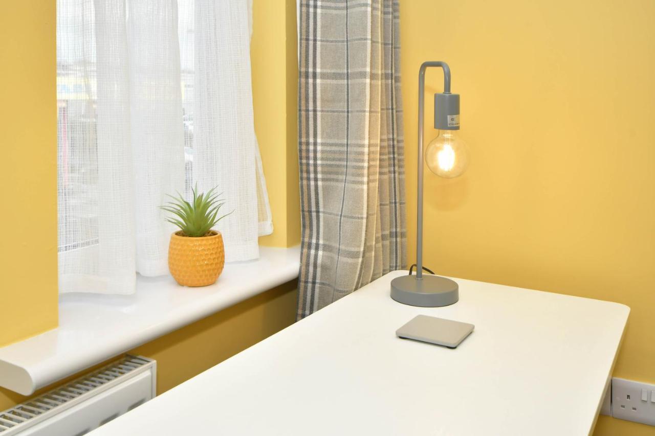 Find A Spacious And Stylish Escape In The City Centre At Sturgess House, Perfect For Longer Stays! Stoke-on-Trent Bagian luar foto