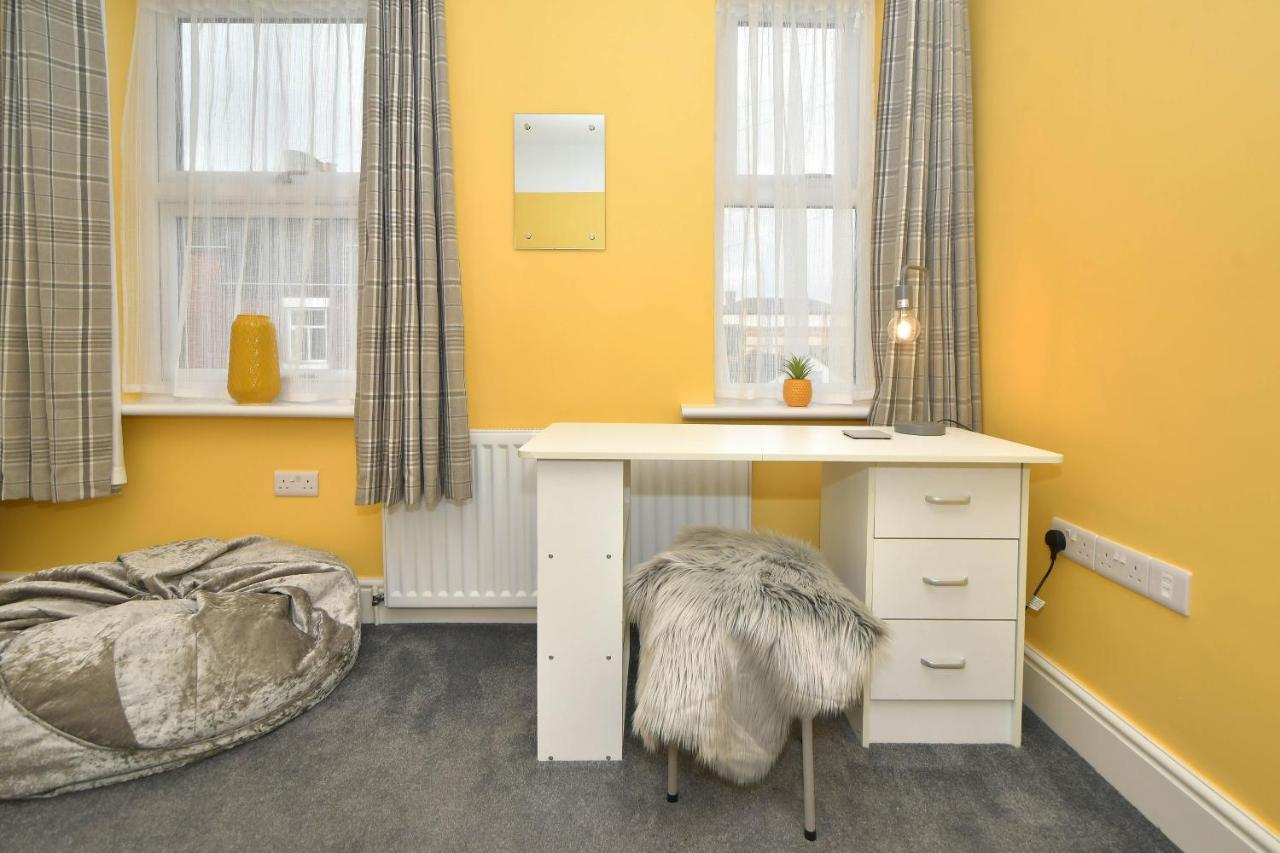Find A Spacious And Stylish Escape In The City Centre At Sturgess House, Perfect For Longer Stays! Stoke-on-Trent Bagian luar foto