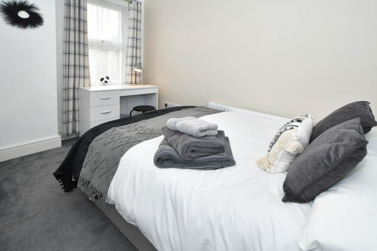 Find A Spacious And Stylish Escape In The City Centre At Sturgess House, Perfect For Longer Stays! Stoke-on-Trent Bagian luar foto