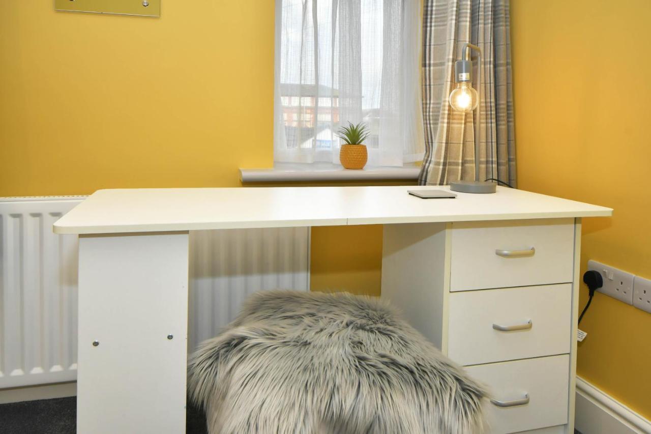 Find A Spacious And Stylish Escape In The City Centre At Sturgess House, Perfect For Longer Stays! Stoke-on-Trent Bagian luar foto