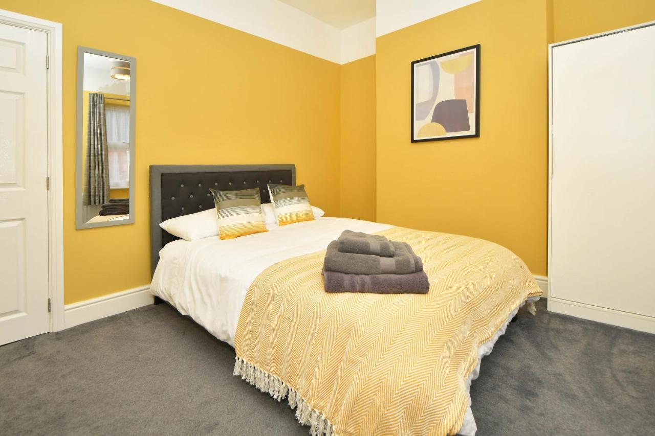 Find A Spacious And Stylish Escape In The City Centre At Sturgess House, Perfect For Longer Stays! Stoke-on-Trent Bagian luar foto