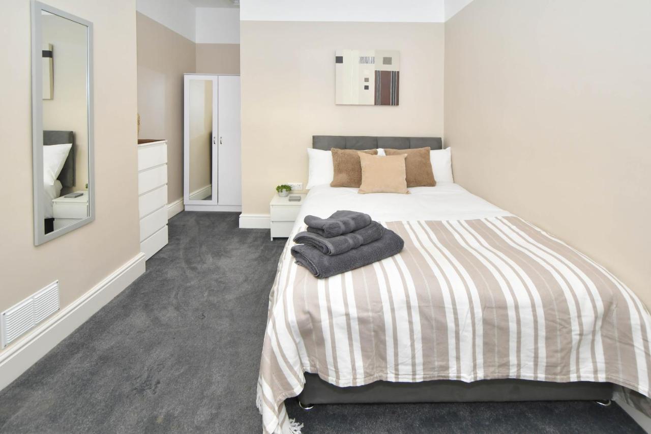Find A Spacious And Stylish Escape In The City Centre At Sturgess House, Perfect For Longer Stays! Stoke-on-Trent Bagian luar foto