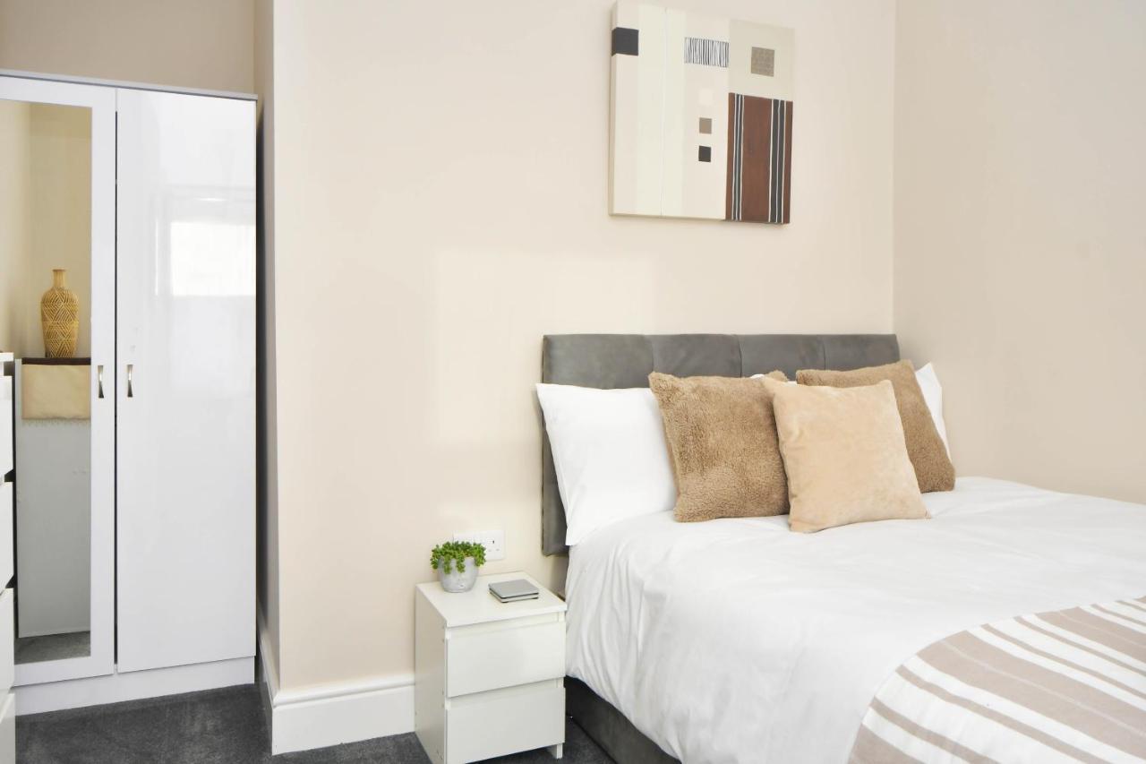 Find A Spacious And Stylish Escape In The City Centre At Sturgess House, Perfect For Longer Stays! Stoke-on-Trent Bagian luar foto