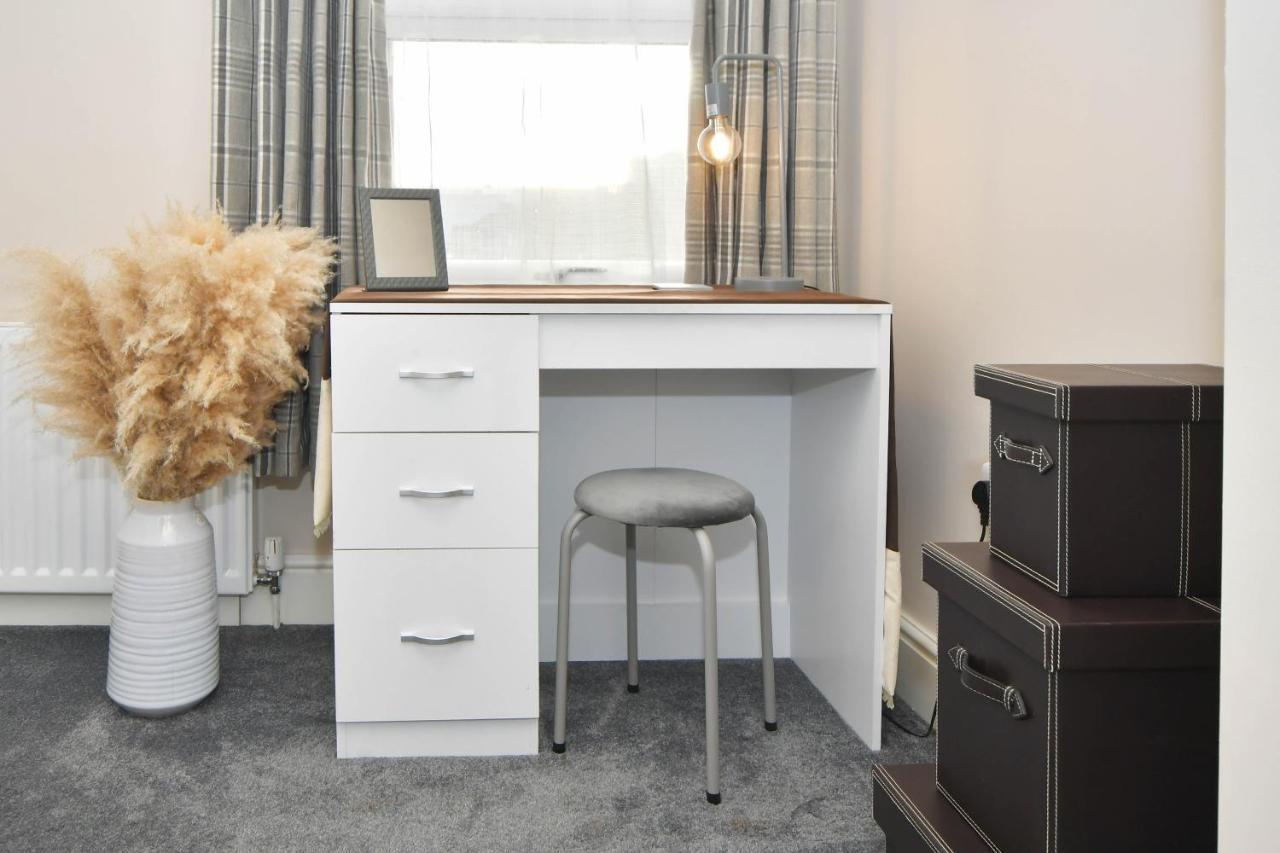 Find A Spacious And Stylish Escape In The City Centre At Sturgess House, Perfect For Longer Stays! Stoke-on-Trent Bagian luar foto