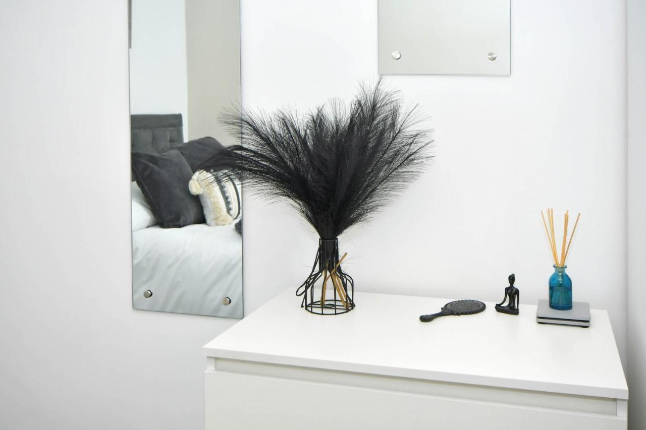 Find A Spacious And Stylish Escape In The City Centre At Sturgess House, Perfect For Longer Stays! Stoke-on-Trent Bagian luar foto