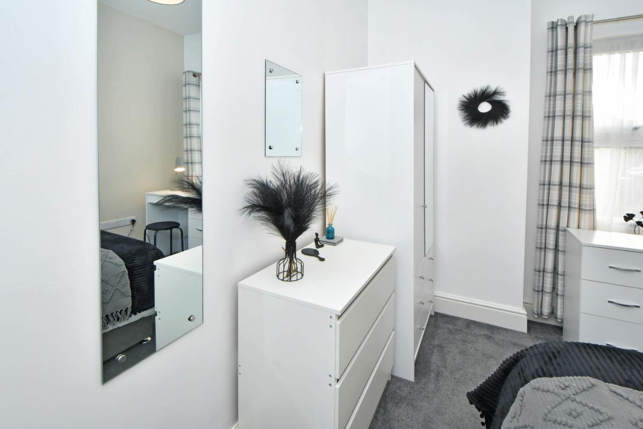 Find A Spacious And Stylish Escape In The City Centre At Sturgess House, Perfect For Longer Stays! Stoke-on-Trent Bagian luar foto