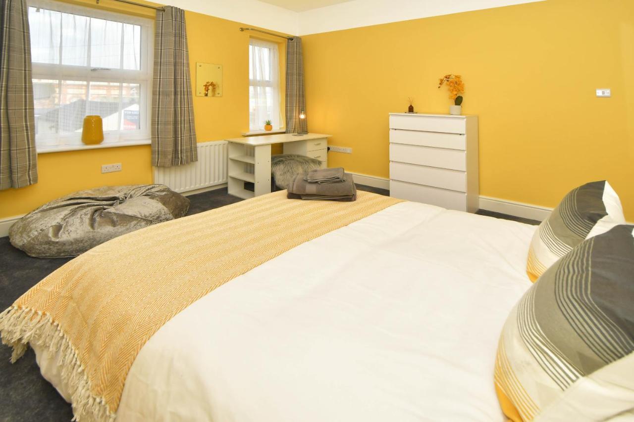 Find A Spacious And Stylish Escape In The City Centre At Sturgess House, Perfect For Longer Stays! Stoke-on-Trent Bagian luar foto