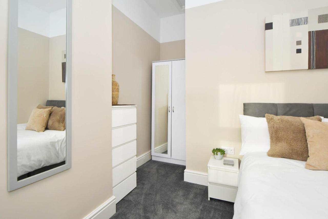 Find A Spacious And Stylish Escape In The City Centre At Sturgess House, Perfect For Longer Stays! Stoke-on-Trent Bagian luar foto