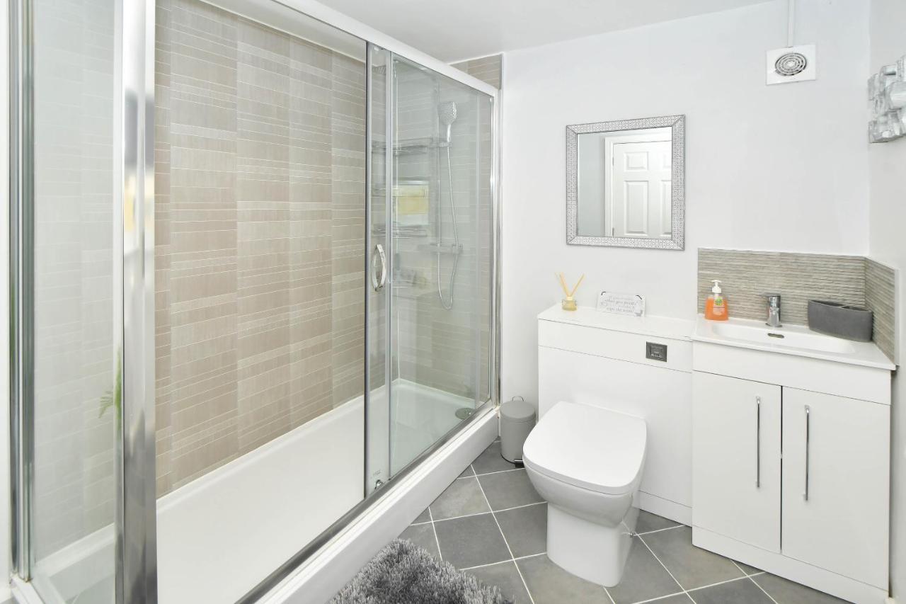 Find A Spacious And Stylish Escape In The City Centre At Sturgess House, Perfect For Longer Stays! Stoke-on-Trent Bagian luar foto