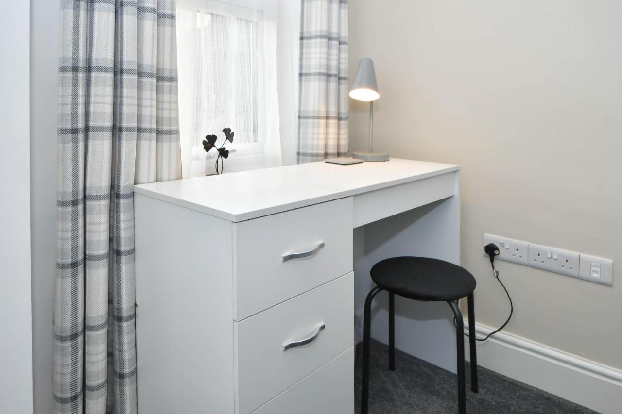 Find A Spacious And Stylish Escape In The City Centre At Sturgess House, Perfect For Longer Stays! Stoke-on-Trent Bagian luar foto