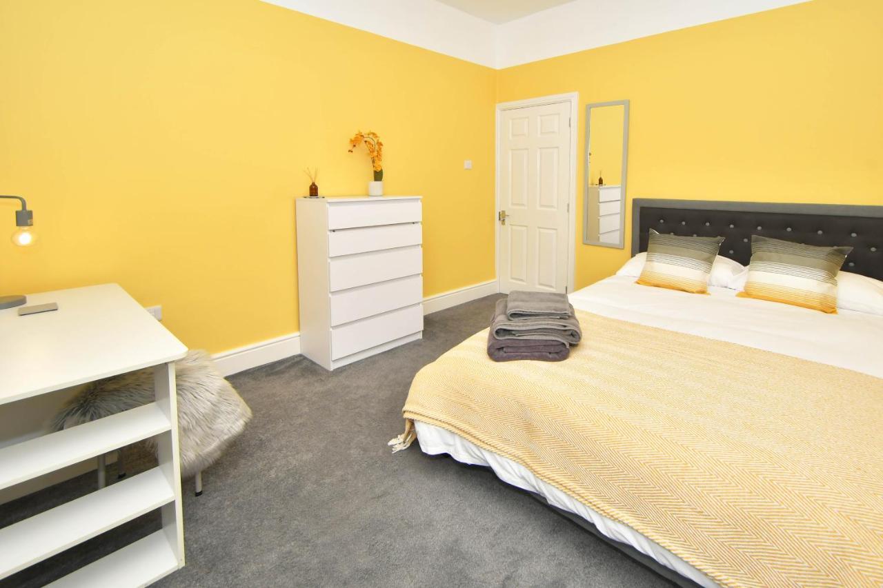 Find A Spacious And Stylish Escape In The City Centre At Sturgess House, Perfect For Longer Stays! Stoke-on-Trent Bagian luar foto
