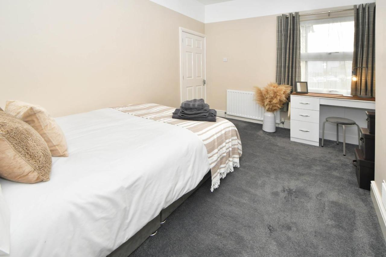Find A Spacious And Stylish Escape In The City Centre At Sturgess House, Perfect For Longer Stays! Stoke-on-Trent Bagian luar foto